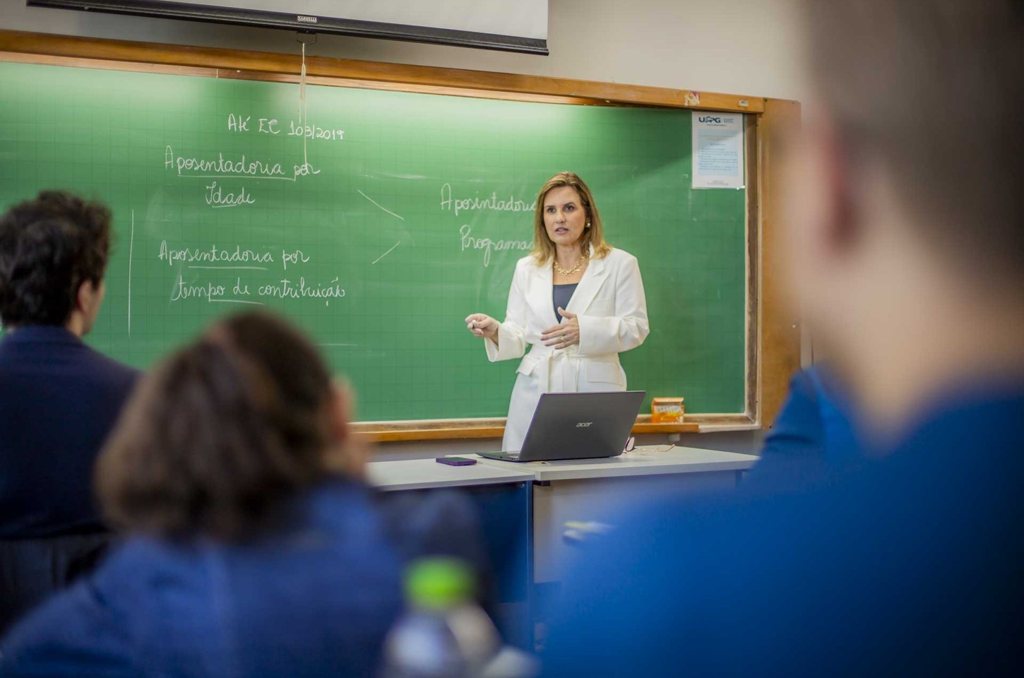 UEM abre concurso para 73 vagas de professor com salários de até R$ 16,5 mil