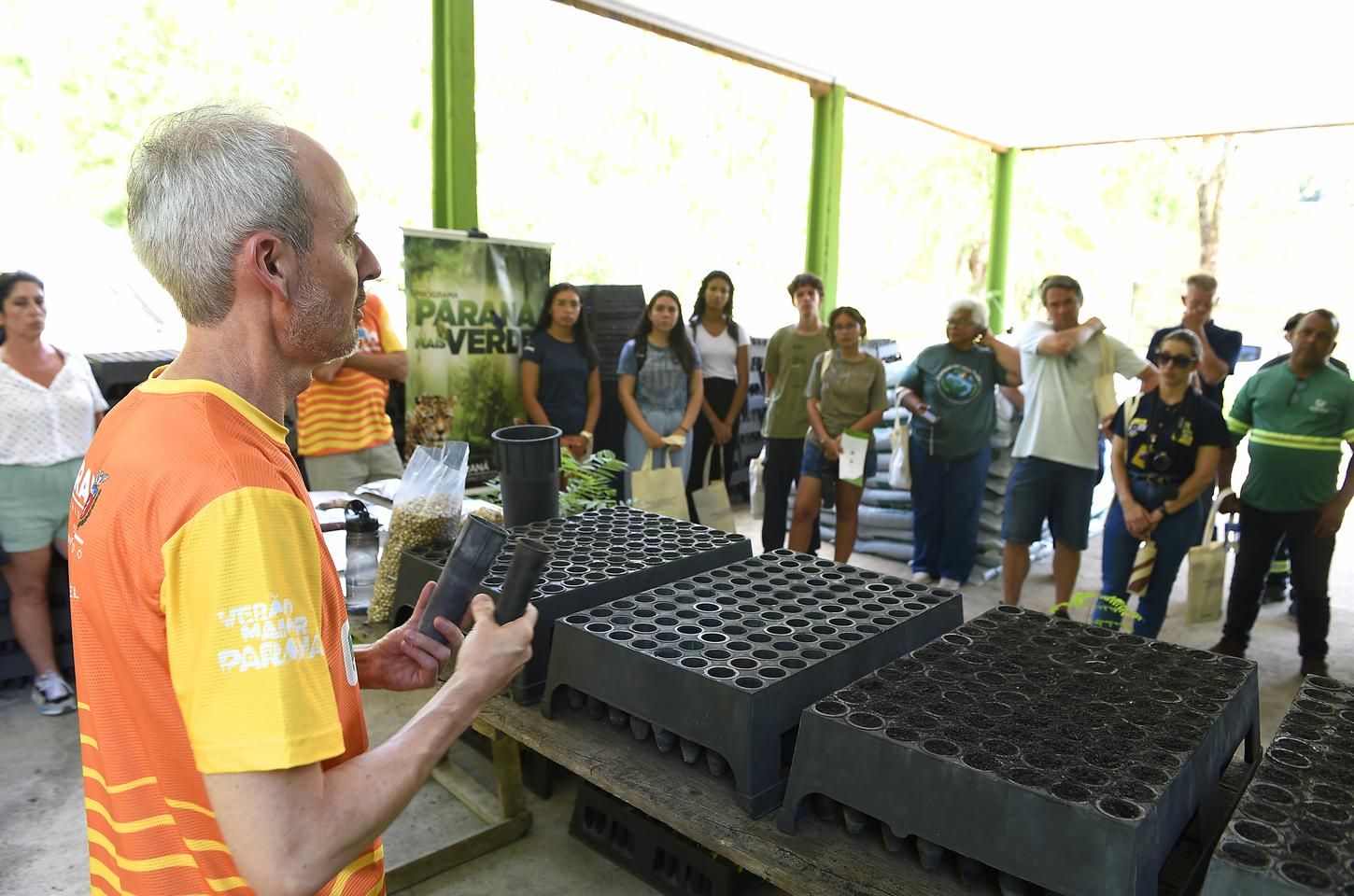 Um dia no viveiro aproxima comunidade da produção de mudas nativas