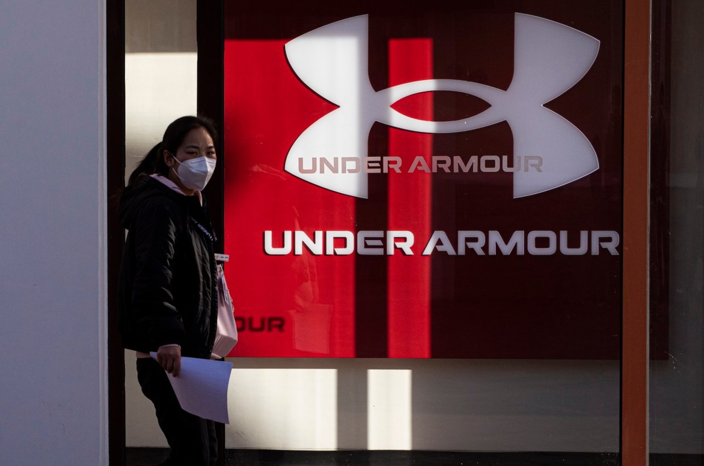 Under Armour investiga vazamento de dados de milhões de clientes após postagem em fórum hacker