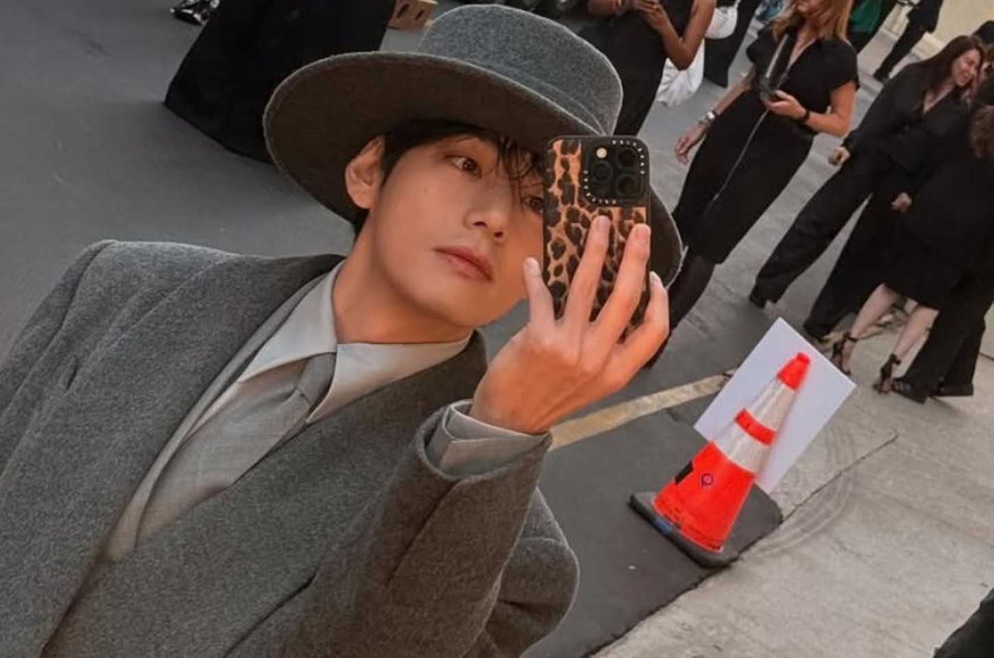 V do BTS lança álbum fotográfico 'Type V' com exposição em Seul