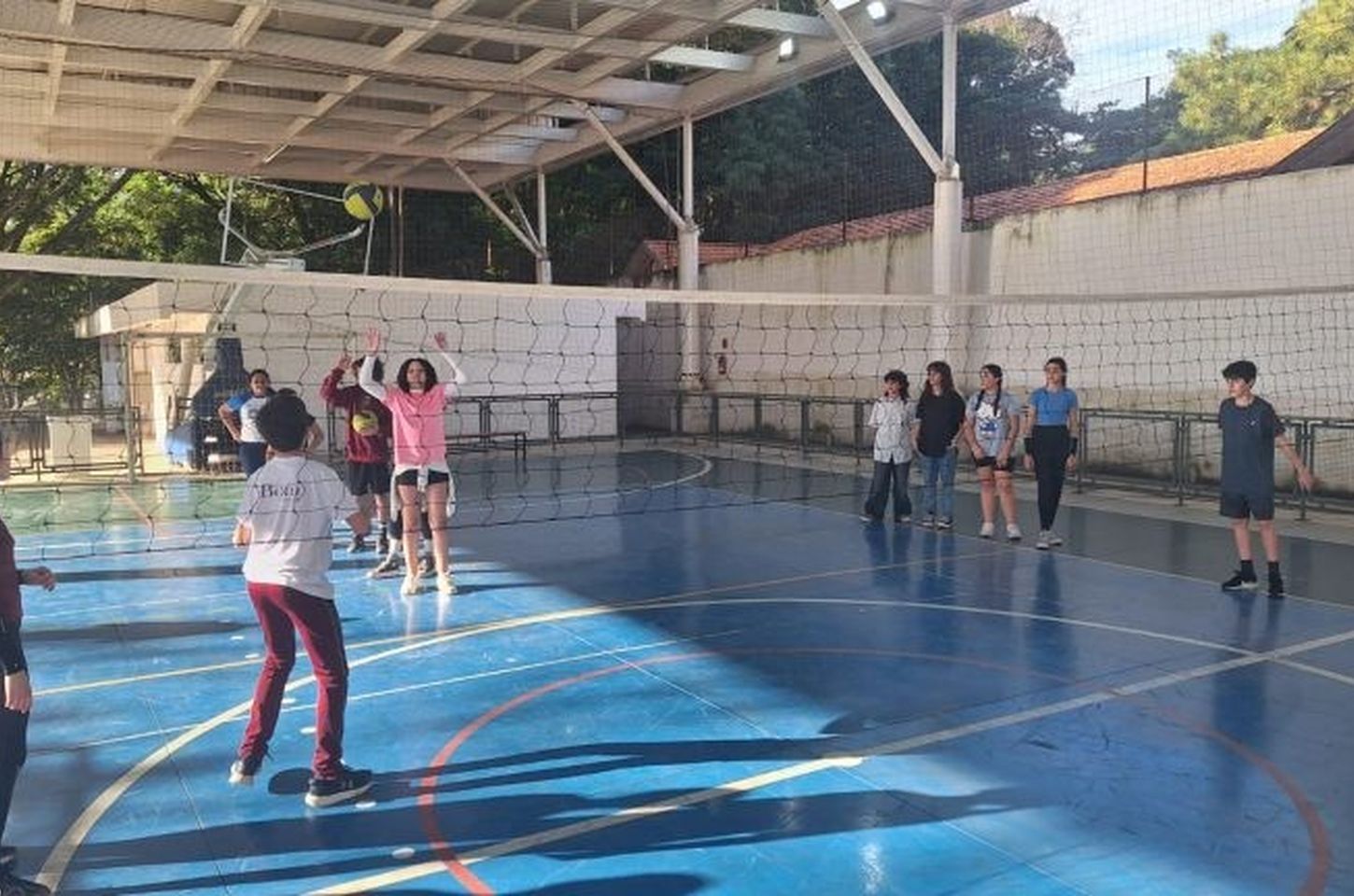 Vagas gratuitas em vôlei, natação e basquete no Baby Barioni