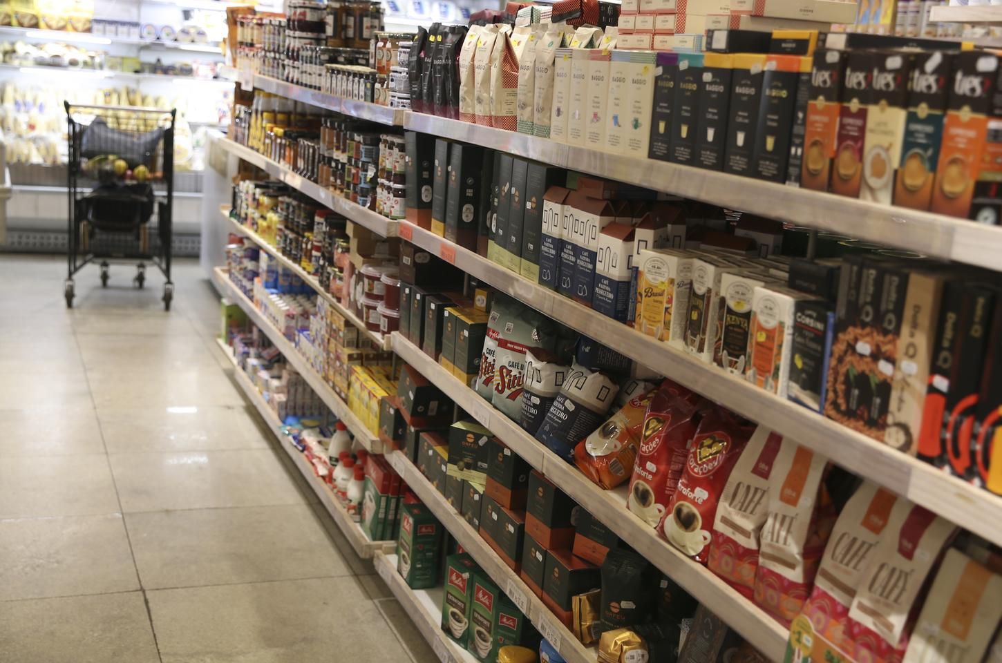 Varejo bate recorde histórico em fevereiro de 2026, com alta de 0,6%