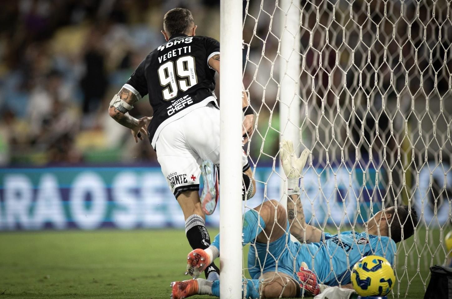 Vasco vira sobre o Fluminense e fica perto da final da Copa do Brasil