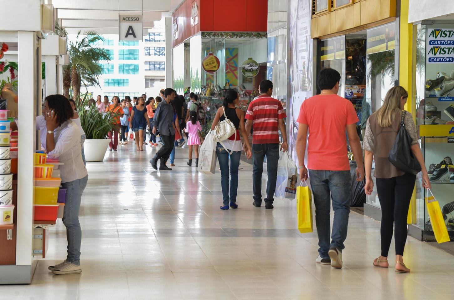 Vendas no comércio recuam 0,3% em setembro, marcando quinta queda em seis meses