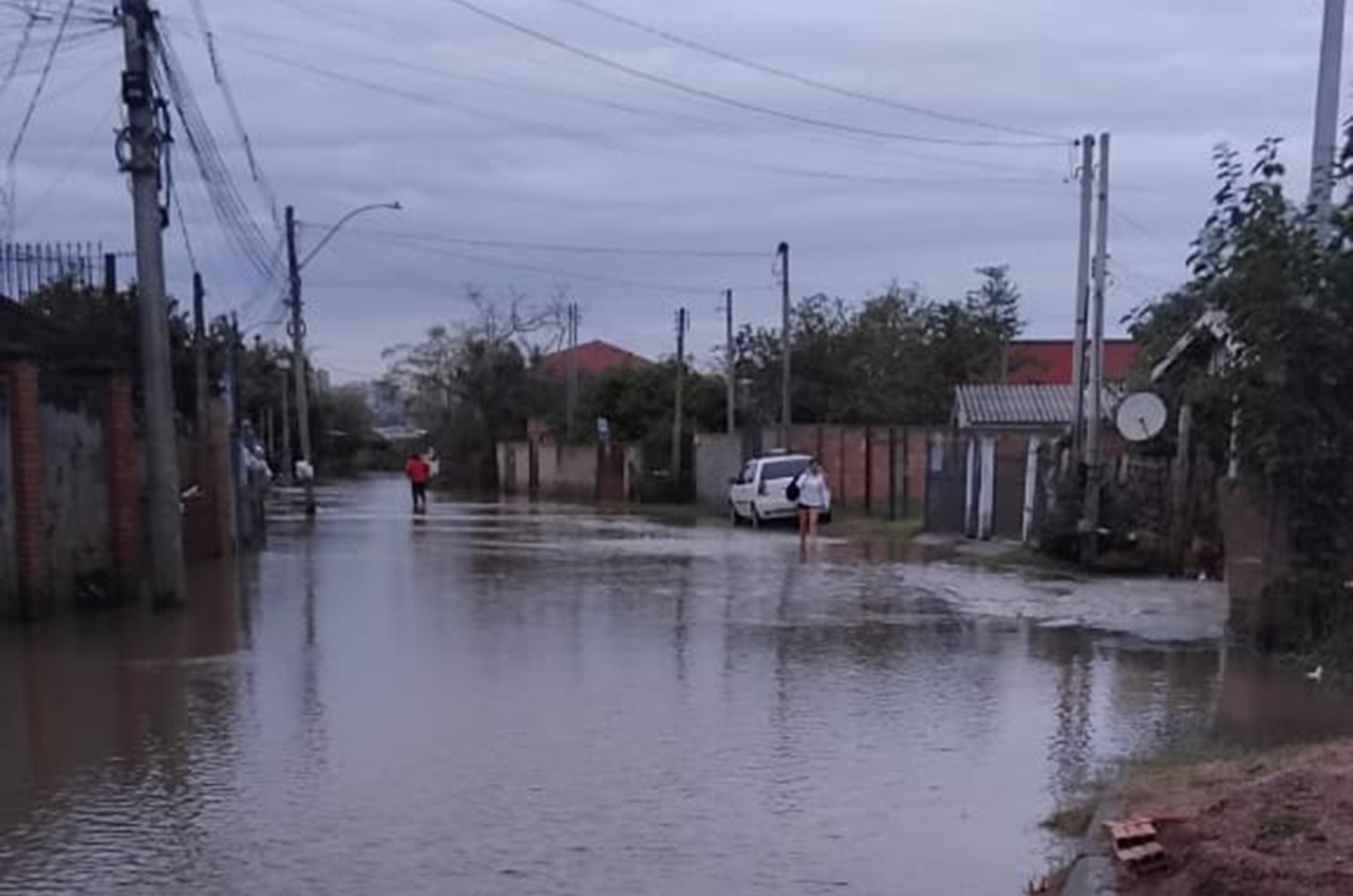 Vendaval e chuvas fortes causam estragos no noroeste do Rio Grande do Sul