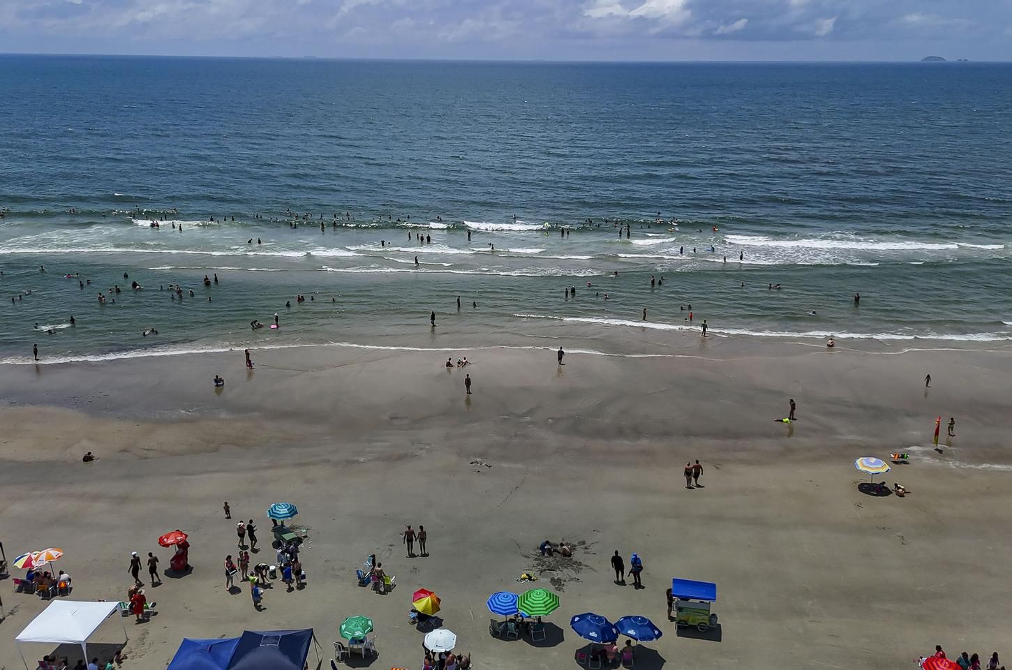 Verão intenso no litoral paranaense até domingo com calor e pancadas de chuva