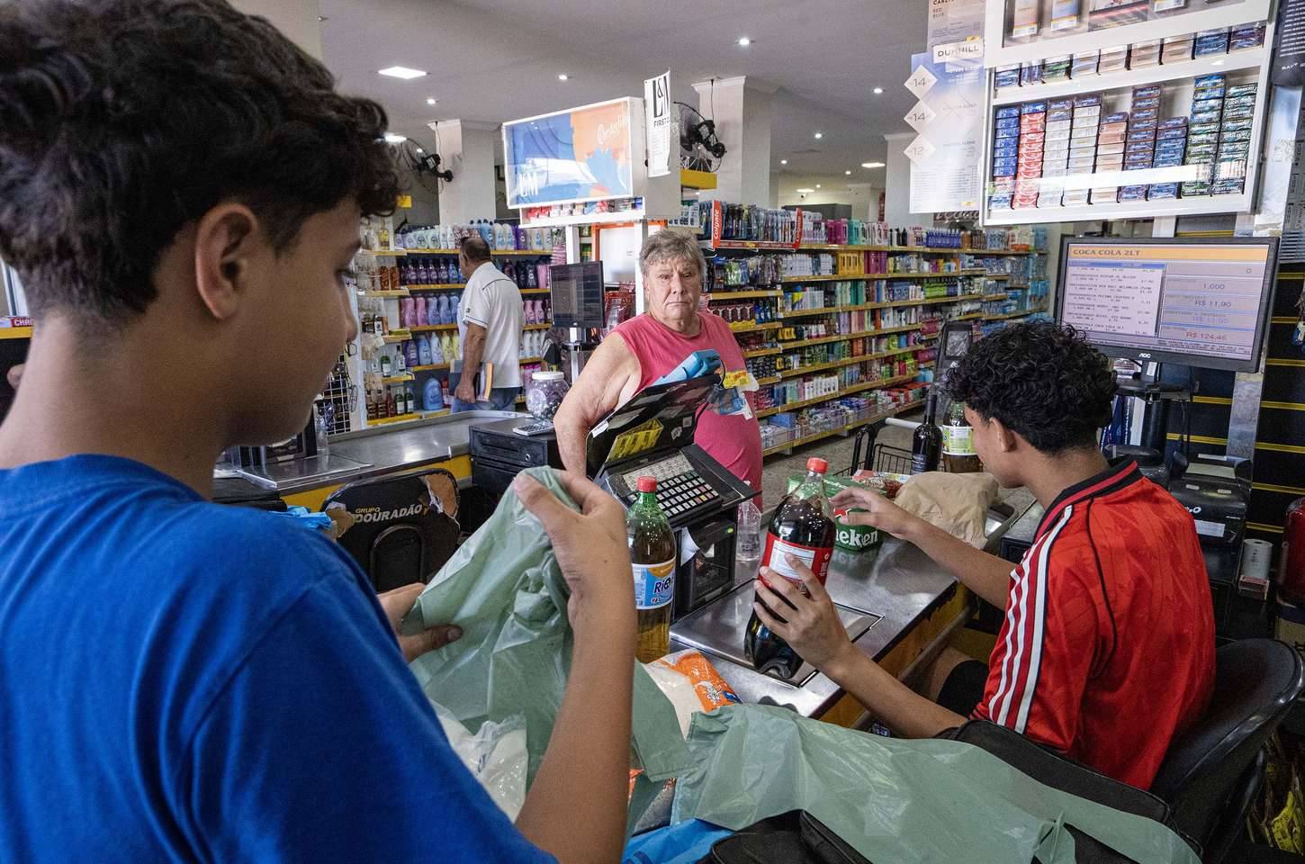 Verão movimenta economia do Noroeste do Paraná com praias de água doce