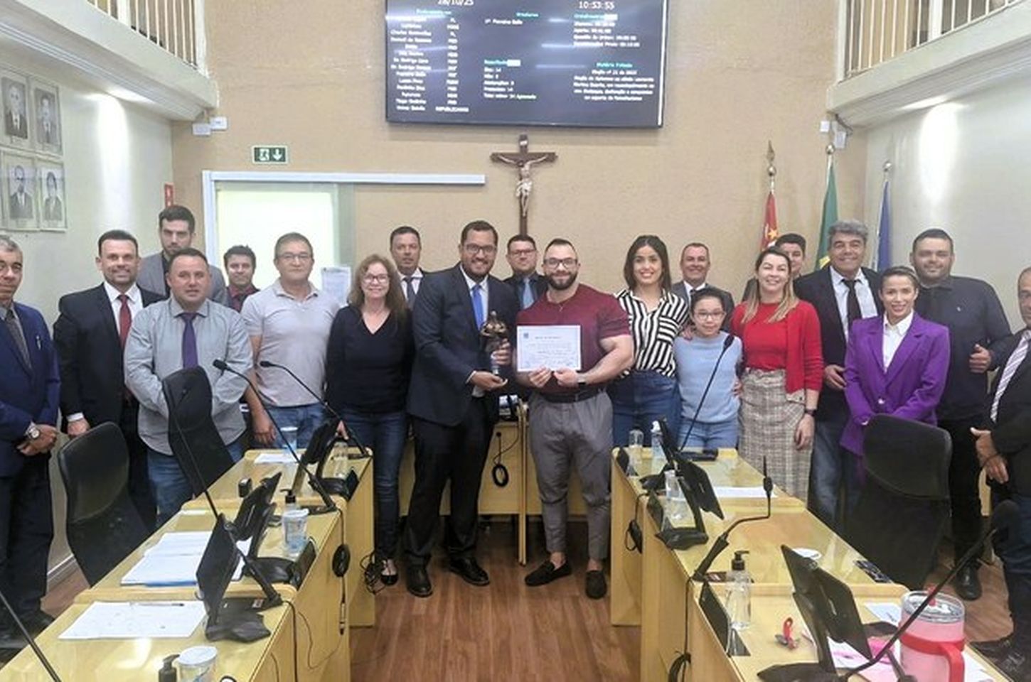 Vereadores homenageiam Leonardo Martins Duarte por vitória no fisiculturismo