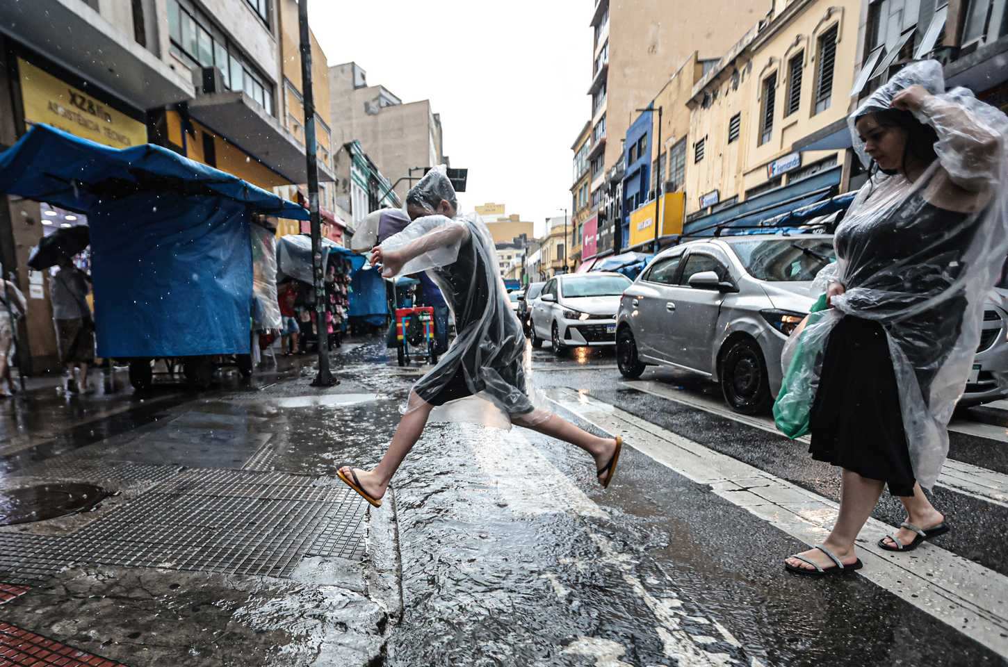 Via-sacra em meio às nuvens e chuvas em todo o Brasil