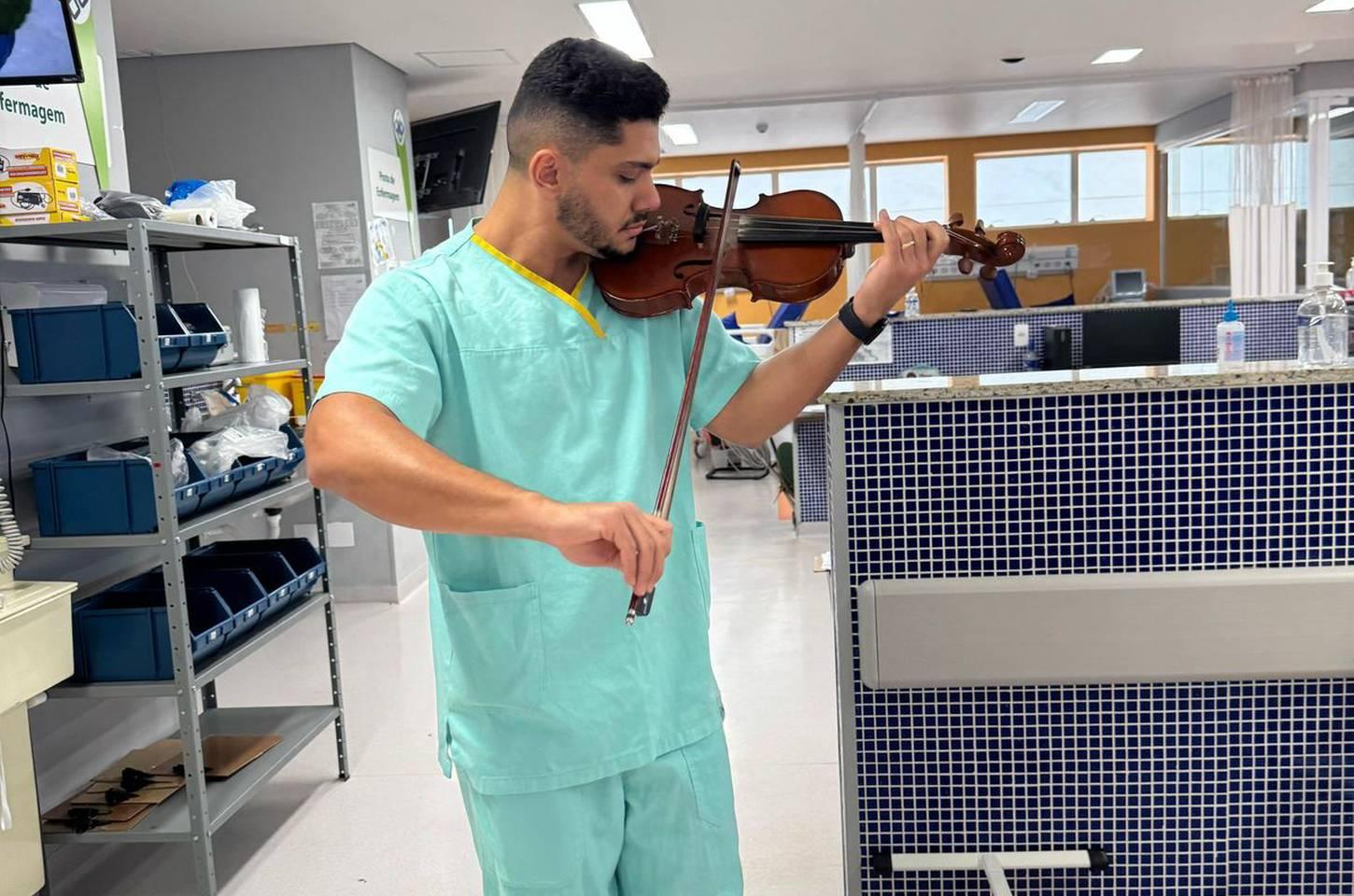 Violino leva alívio emocional a pacientes de hospital no Paraná