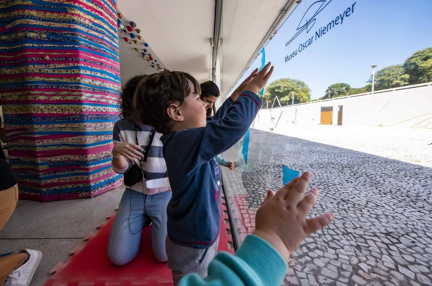 Vivência musical para bebês no Museu Oscar Niemeyer