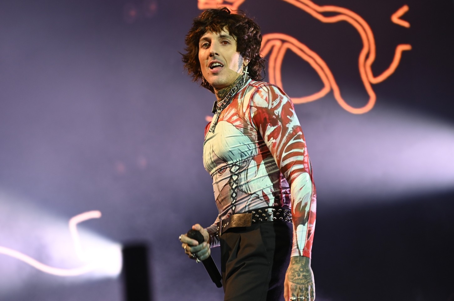 Vocalista do Bring Me the Horizon sofre concussão após ser atingido por celular em show