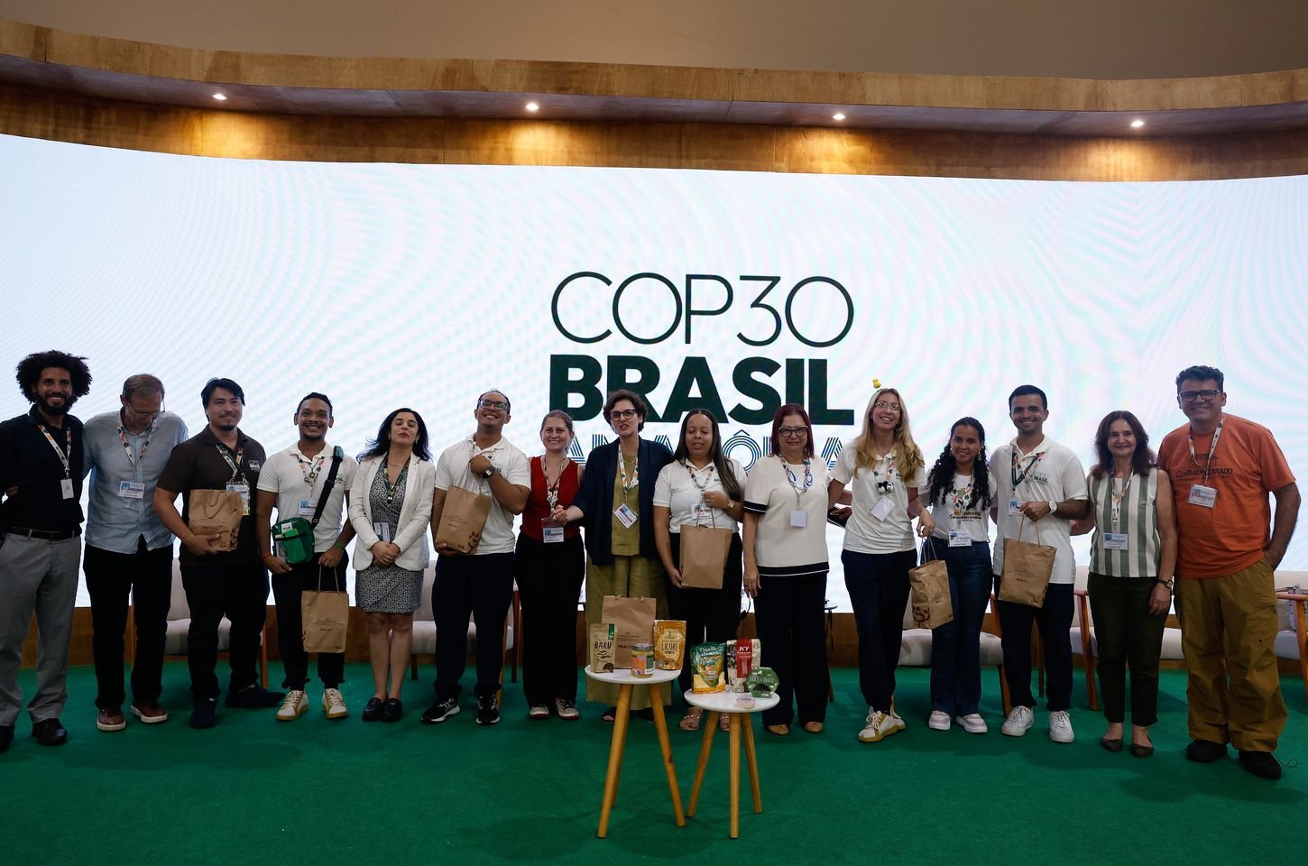 Voluntários da COP30 recebem kits com alimentos da agricultura familiar
