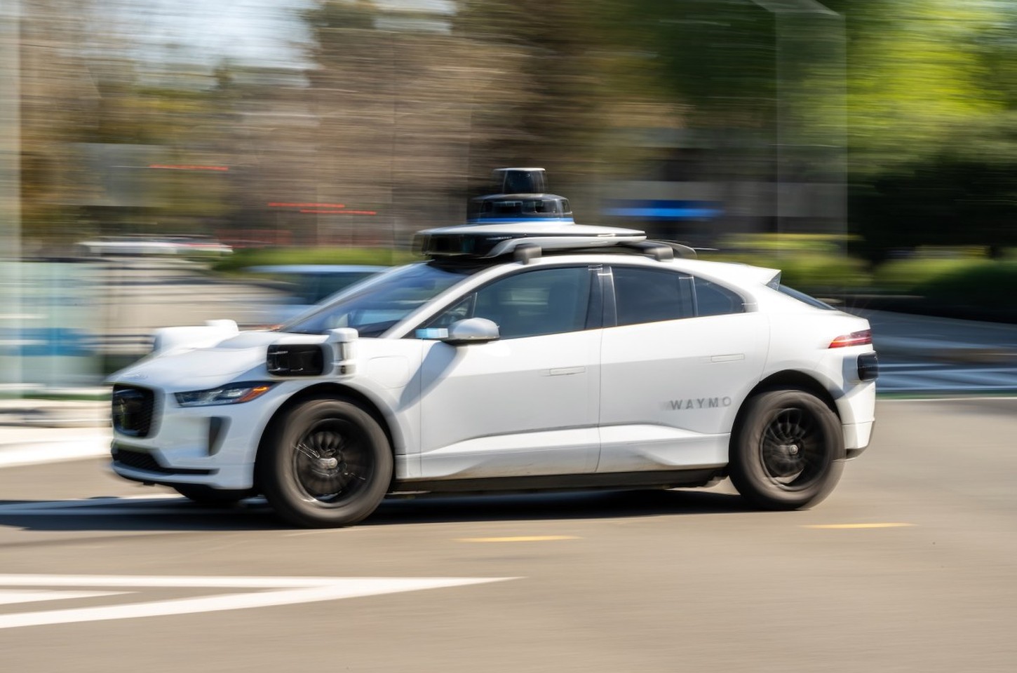 Waymo e Waze unem forças para mapear buracos com robôs-táxi