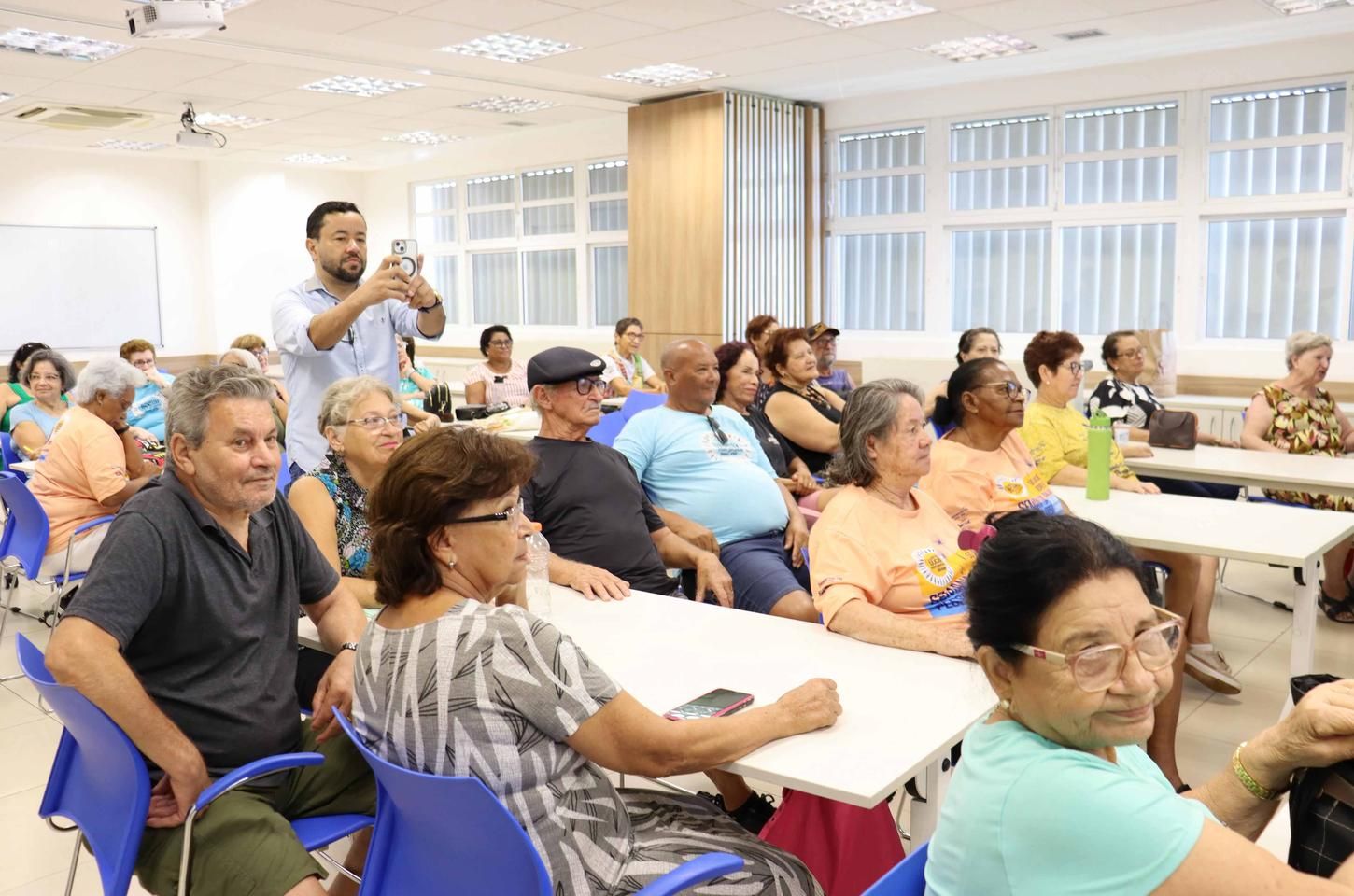 Workshop ensina inteligência artificial para idosos em Londrina